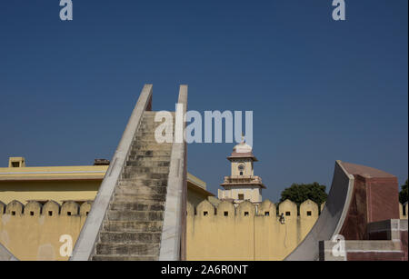 Il Jantar Mantar è una raccolta di diciannove architettonico strumenti astronomici costruito dal Kachwaha Rajput re Sawai Jai Singh II, il fondatore Foto Stock