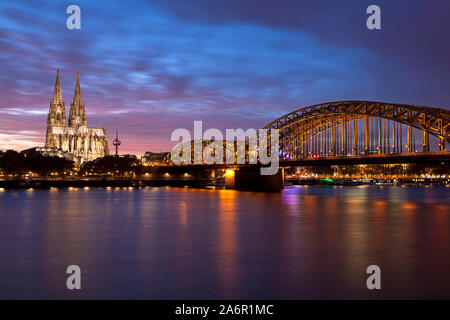 Vista dal quartiere Deutz per il Duomo e il ponte di Hohenzollern, Colonia, Germania. Blick von Deutz zum Dom und zur Hohenzollernbruecke, Koe Foto Stock