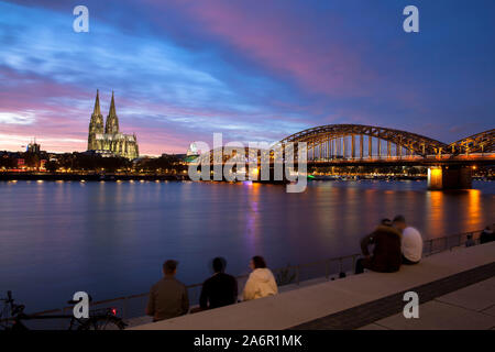 Vista dal Reno boulevard nel quartiere Deutz per il Duomo e il ponte di Hohenzollern, Colonia, Germania. Blick vom Rheinboulevard in Deutz Foto Stock