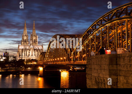 Vista dal quartiere Deutz per il Duomo e il ponte di Hohenzollern, Colonia, Germania. Blick von Deutz zum Dom und zur Hohenzollernbruecke, Koe Foto Stock