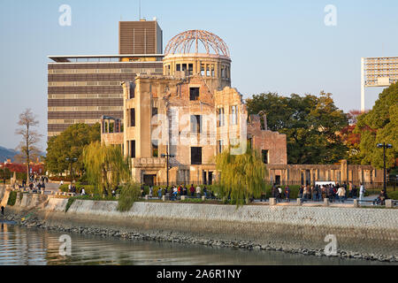 La vista al tramonto della Cupola della Bomba Atomica, i resti scheletrici dell'ex Hiroshima Prefectural Promozione Industriale Hall sul rivershore di Ota riv Foto Stock