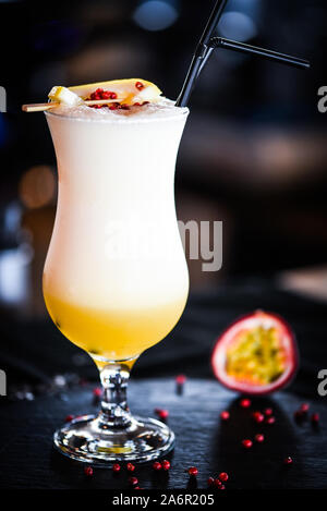 Deliziosi frutti della passione limonata con ingredienti freschi & pepe rosso semi Foto Stock