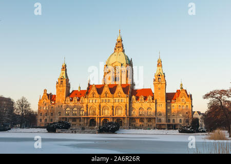 Panorama del nuovo municipio Rathaus e masch Parco in inverno il tramonto in Hannover. Vi è lago ghiacciato. Foto Stock