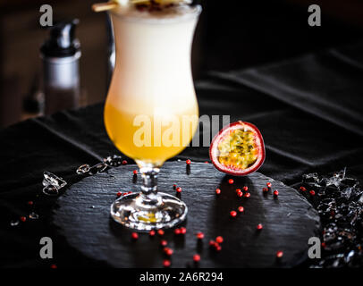 Deliziosi frutti della passione limonata con ingredienti freschi & pepe rosso semi Foto Stock