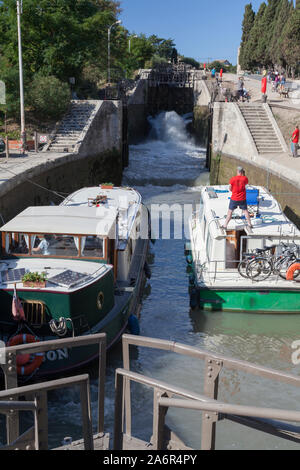 Francia, Languedoc, Beziers, canal chiatte passando attraverso la famosa neuf ecluses (otto serrature) de Fonserannes lungo il Canal du Midi. Foto Stock