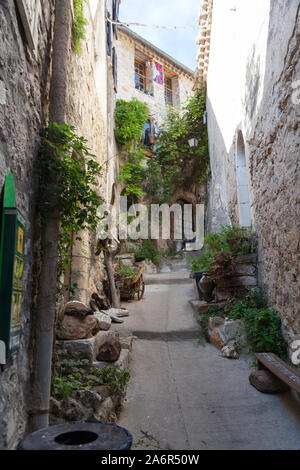 Francia, Languedoc, Saintt Guilhem le Desert, un tipico stretto sentiero nel villaggio sulla collina. Foto Stock