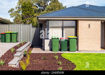 Australian impennarsi in contenitori con coperchi colorati per organici generale dei rifiuti e il riciclaggio dei prodotti forniti dal consiglio comunale locale Foto Stock