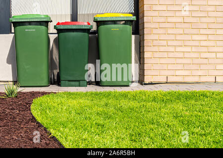 Australian impennarsi in contenitori con coperchi colorati per organici generale dei rifiuti e il riciclaggio dei prodotti forniti dal consiglio comunale locale Foto Stock