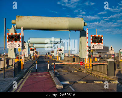 Cardiff Barrage a Cardiff, nel Galles, UK, che mostra i ponti basculante che può essere sollevato per consentire le operazioni di entrata e di uscita delle navi più grandi. Foto Stock