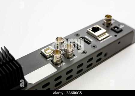 Connettori posteriori dal vivo di un segnale televisivo realizzazione dispositivo con sdi, hdmi, rj45, Ethernet, antenna televisione e le connessioni USB per il dispositivo e Foto Stock