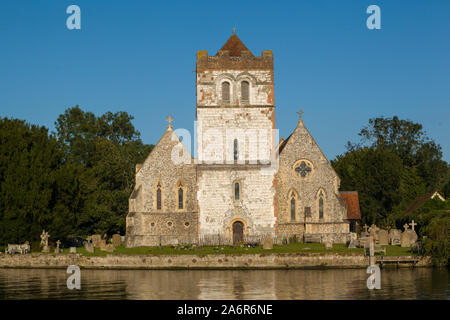 Chiesa di tutti i santi, Bisham, Buckinghamshire in serata la luce riflessa nel fiume Tamigi, Foto Stock