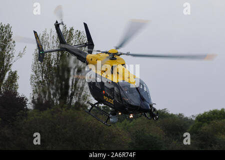 Un Eurocopter EC145 che opera per la polizia Metropolitana di Londra parte dall'Airfield North Weald Foto Stock