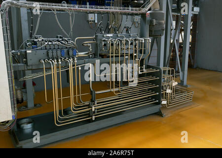 Tubi ad alta pressione in un impianto industriale. Background Industriale Foto Stock