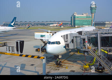 HONG KONG -18 LUG 2019- Vista di aeroplani da Cathay Pacific (CX) presso la trafficata Hong Kong International Airport (HKG), che si trova a Chek Lap Kok. Foto Stock