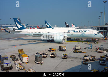 HONG KONG -18 LUG 2019- Vista di aeroplani da Cathay Pacific (CX) presso la trafficata Hong Kong International Airport (HKG), che si trova a Chek Lap Kok. Foto Stock