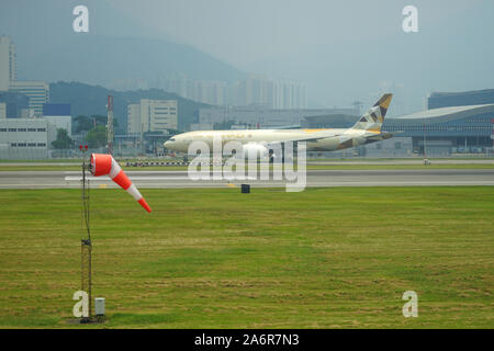 HONG KONG -18 LUG 2019- vista di un aereo cargo da Emirati Arabi Uniti Etihad (EY) presso la trafficata Hong Kong International Airport (HKG), che si trova in C Foto Stock