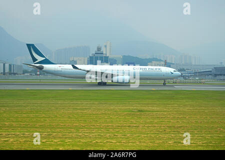 HONG KONG -18 LUG 2019- Vista di aeroplani da Cathay Pacific (CX) presso la trafficata Hong Kong International Airport (HKG), che si trova a Chek Lap Kok. Foto Stock