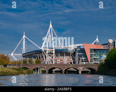 Il Millennium Stadium / Principato Stadium di Cardiff Wales, Regno Unito - preso dal fiume Taff Foto Stock