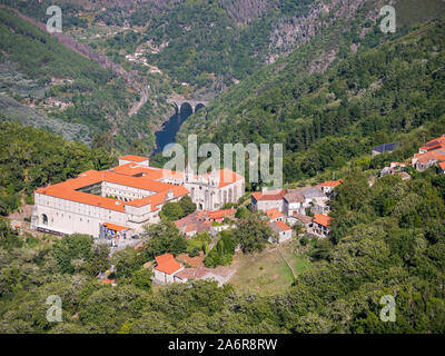 Vista aerea di San Estevo de Ribas de Sil Monastero, Ourense, Galizia, Spagna Foto Stock