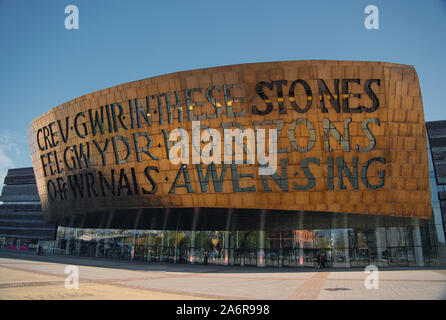Il Wales Millennium Centre / Canolfan Mileniwm Cymru nella Baia di Cardiff, Cardiff Wales, Regno Unito Foto Stock