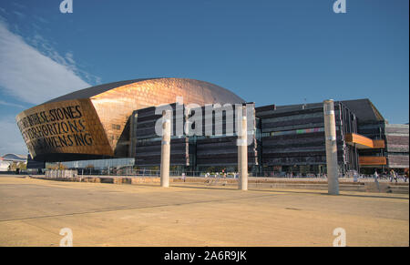 Il Wales Millennium Centre / Canolfan Mileniwm Cymru nella Baia di Cardiff, Cardiff Wales, Regno Unito Foto Stock