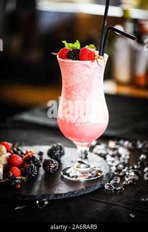 Fatta in casa i frutti di bosco la limonata con zenzero fresco & miele Foto Stock