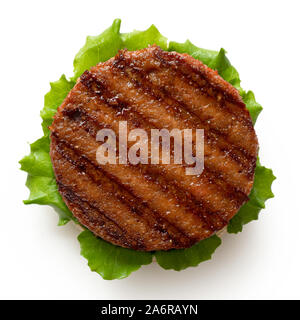 Grigliata di fresco in base vegetale burger patty sul panino con lattuga isolato su bianco. Vista dall'alto. Foto Stock