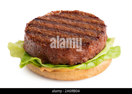 Grigliata di fresco in base vegetale burger patty sul panino con lattuga e salsa isolato su bianco. Foto Stock