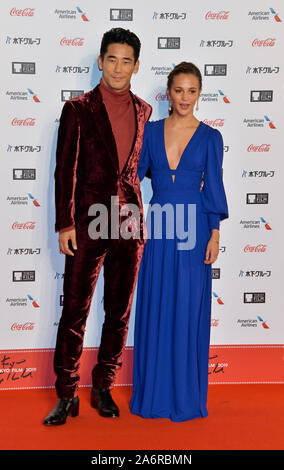 Tokyo, Giappone. 28 ott 2019. Attore Kobayashi Naoki e attrice Alicia Vikander(R) rappresentano per i fotografi durante la cerimonia di apertura del Tokyo International Film Festival 2019 a Tokyo in Giappone il lunedì, 28 ottobre 2019. Tokyo International Film Festival (TIFF) è il solo Giapponese ?lm festival accreditati dalla Federazione Internazionale delle Associazioni di Produttori Cinematografici (FIAPF). Il formato TIFF è iniziato nel 1985 come il Giappone ?rst grandi ?lm festival. Foto di Keizo Mori/UPI Credito: UPI/Alamy Live News Foto Stock