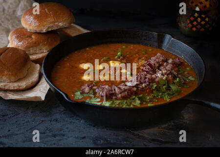 Pao bhaji- indiano di verdure miste curry servita con ciambelle imburrato Foto Stock