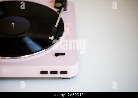 Musica d'annata record giocatore con un disco in vinile Foto Stock