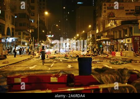 Hong Kong. 28 ott 2019. Migliaia di manifestanti si riuniscono in un mese di marzo non autorizzato nel distretto di Kowloon. La pacifica marzo finisce con diversi scontri tra manifestanti e forze di polizia. Credito: Gonzales foto/Alamy Live News Foto Stock