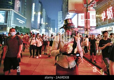 Hong Kong. 27 ott 2019. Migliaia di manifestanti si riuniscono in un mese di marzo non autorizzato nel distretto di Kowloon. La pacifica marzo finisce con diversi scontri tra manifestanti e forze di polizia. Credito: Gonzales foto/Alamy Live News Foto Stock