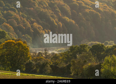 I colori autunnali nella valle del Wye a ponte Bigsweir. Wye Valley, Monmouthshire, Galles. Foto Stock