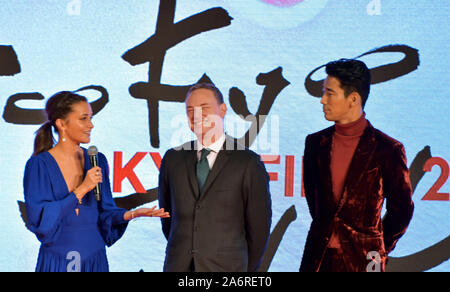 Tokyo, Giappone. 28 ott 2019. (L-R)L'attrice Alicia Vikander, direttore Wash Westmoreland e attore Kobayashi Naoki rappresentano per i fotografi durante la cerimonia di apertura del Tokyo International Film Festival 2019 a Tokyo in Giappone il lunedì, 28 ottobre 2019. Tokyo International Film Festival (TIFF) è il solo Giapponese ?lm festival accreditati dalla Federazione Internazionale delle Associazioni di Produttori Cinematografici (FIAPF). Il formato TIFF è iniziato nel 1985 come il Giappone ?rst grandi ?lm festival. Foto di Keizo Mori/UPI Credito: UPI/Alamy Live News Foto Stock