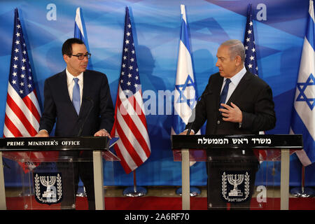 Gerusalemme, Israele. 28 ott 2019. Il Primo Ministro israeliano Benjamin Netanyahu e U.S. Il segretario al Tesoro Steven Mnuchin fornire dichiarazioni congiunte durante il loro incontro a Gerusalemme, Israele sul Lunedi, ottobre 28, 2019. Piscina Foto di Ronen Zvulun/UPI Credito: UPI/Alamy Live News Foto Stock