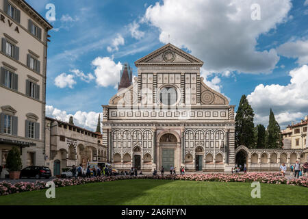 La Basilica di Santa Maria Novella, Firenze, Toscana, Italia. la grande Chiesa dominicana con la facciata di preziosi marmi colorati Foto Stock