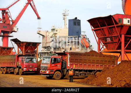 Grab gru a benna lungo una banchina di scarico del minerale di ferro da una massa di nave da carico al porto di Lianyungang Lianyungang in città, a est della Cina di Jiangsu Province su Octob Foto Stock