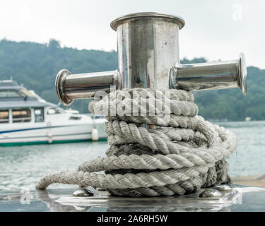 Posto barca post su piccola barca sul bel verde acqua Foto Stock