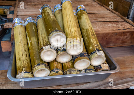 Asian riso glutinoso arrostito in giunture di Bambù, stile Taiwanese Foto Stock