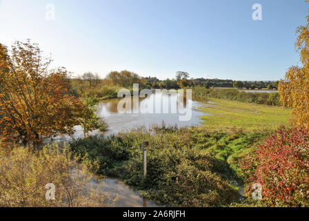 Gonfiore al fiume Severn nello Shropshire che Mostra indicatore di profondità Foto Stock