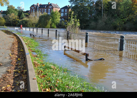 Panche sommerse a fianco del fiume Severn a Shrewsbury, Shropshire, Regno Unito dopo forti piogge hanno causato allagamenti Foto Stock