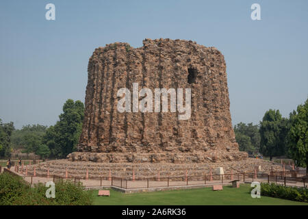 Alai Minar di Khalji | Qutub Minar complesso | Delhi. Foto Stock