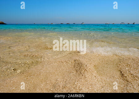 Le acque cristalline del mare blu e rosa bianca spiaggia di sabbia sul Golfo di Orosei in Baunei Parco Nazionale del Gennargentu sardegna italia - estate spiaggia paesaggio Foto Stock