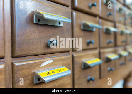 Scheda di legno catalogo cassetto, Bristol Central Library, REGNO UNITO Foto Stock