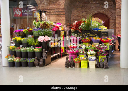 Pressione di stallo di fiori nella stazione ferroviaria Foto Stock