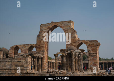 Quwwat-ul-Islam (o potrebbe dell islam moschea) iniziato nel 1193 CE da Qutb-ud-din-Aibak per segnare la sua vittoria su Rajput Jains. Qutub Minar complesso, Delhi. Foto Stock