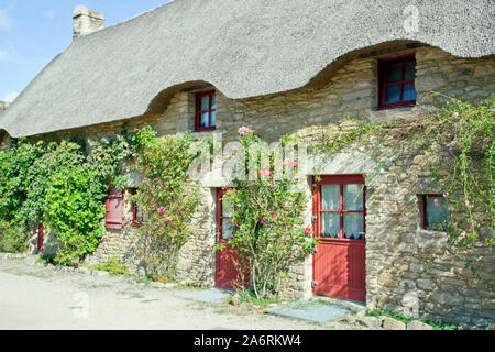 Cottage con il tetto di paglia Kerhinet, Brittany Foto Stock