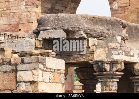 Tempio Jain pilastro dal Qutub Minar complesso, Delhi. Foto Stock