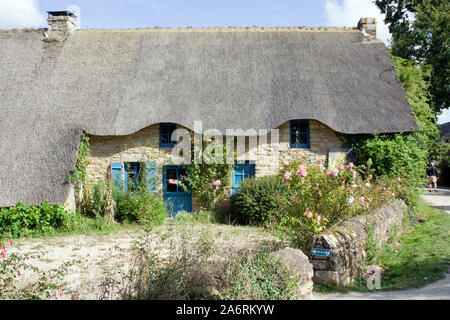 Cottage con il tetto di paglia Kerhinet, Brittany Foto Stock